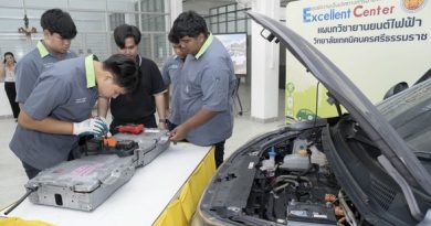 ธนชาตประกันภัย สนับสนุนสื่อการเรียนรู้ พัฒนาทักษะ EV ส่งมอบรถและแบตเตอรี่ที่ไม่ใช้งานแก่ 2 สถาบันการศึกษาในภาคใต้