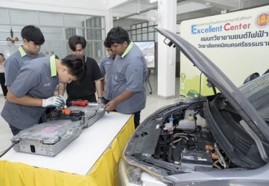 ธนชาตประกันภัย สนับสนุนสื่อการเรียนรู้ พัฒนาทักษะ EV ส่งมอบรถและแบตเตอรี่ที่ไม่ใช้งานแก่ 2 สถาบันการศึกษาในภาคใต้